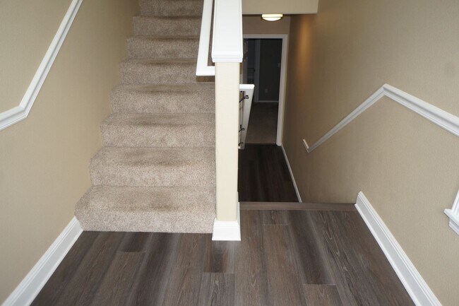 Building Photo - Spectacular NW Portland 3 bedroom Townhouse