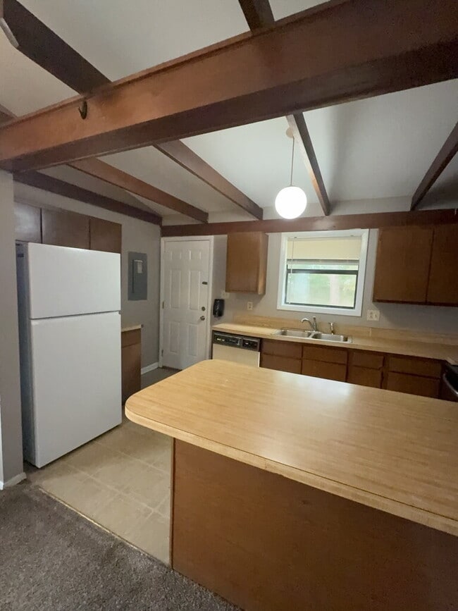 Building Photo - 117 Village Cir