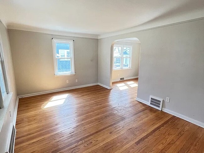 Building Photo - Walking Distance from Downtown!!!
