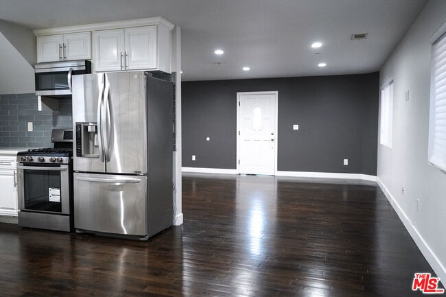 Building Photo - 2114 1/2 Ridgeley Dr