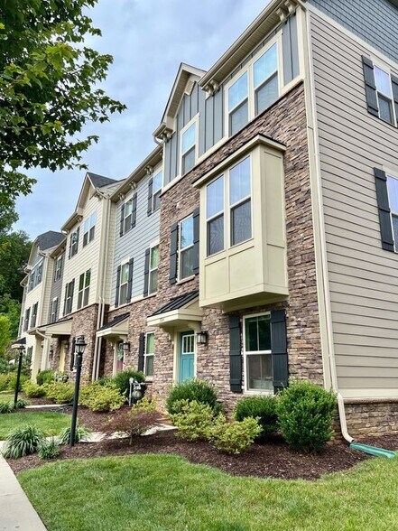 Building Photo - 1904 Glissade Ln