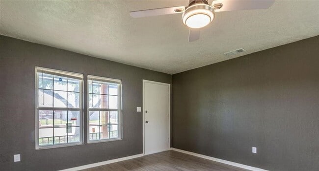 Building Photo - 4724 NW Ridgecrest Dr