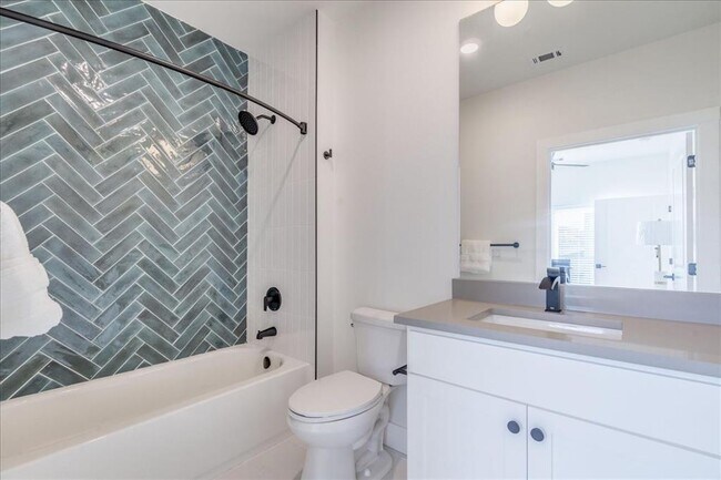 Building Photo - 3000 Duval St