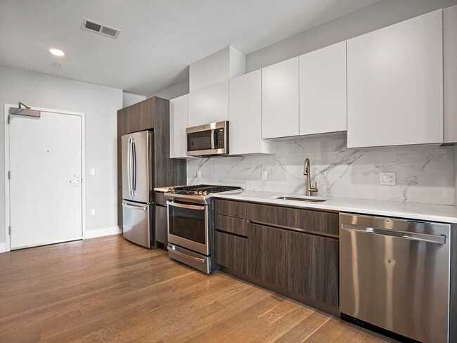 Building Photo - 9 Central St