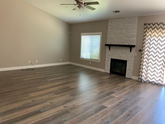 Building Photo - Beautiful home in very desirable neighborhood