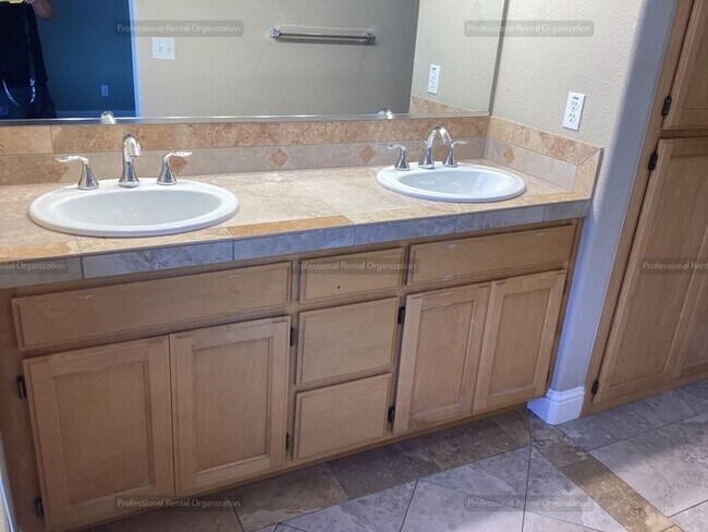 Building Photo - Elegant-Ideally located-Windsor Green End ...