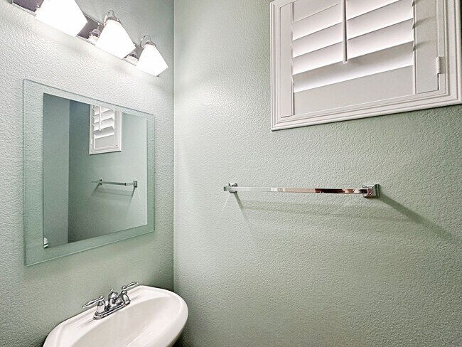 Building Photo - 3 Primary Bedrooms + Loft in Mountain's Ed...