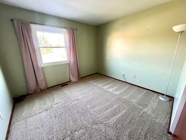 Building Photo - Apple Hill Community - 3 Bedroom 2 Bathroom - Beautiful Home for Rent!