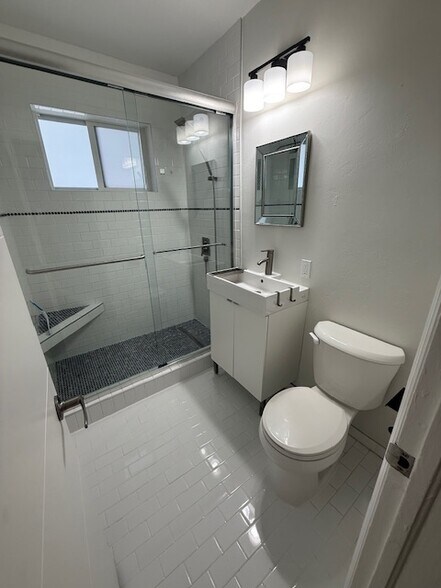 Building Photo - 13300 NE 10th Ave