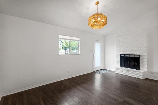 Building Photo - 1717 Bluebonnet Ln