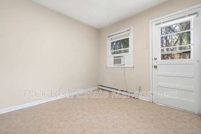 Building Photo - 635 N Columbia St