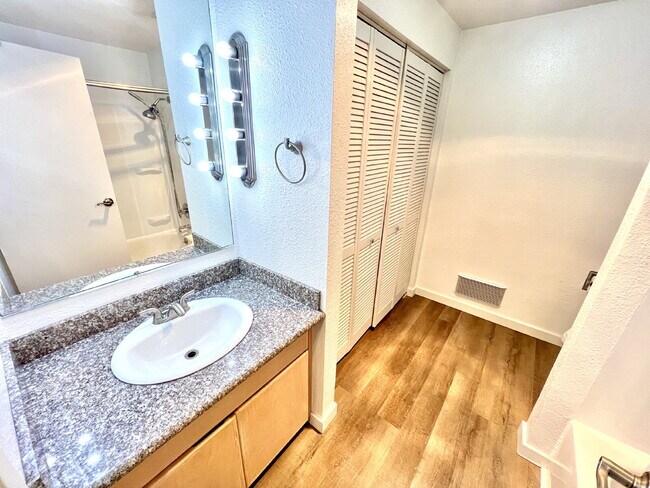 Building Photo - Beautiful Townhome For Rent in the Tranquil Chambers Bay