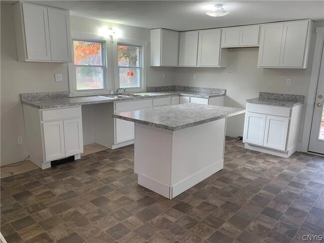 Building Photo - 281 Cole Rd