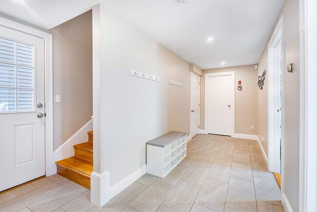 Building Photo - 12 Epping Ave