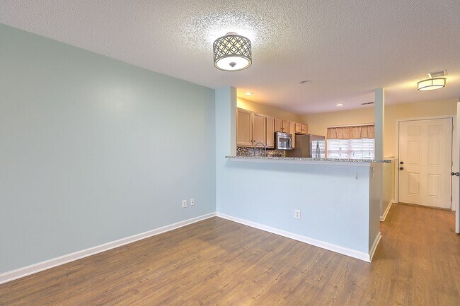 Building Photo - Move in Ready Townhouse in Summer Wood!