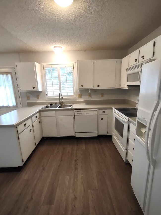 Building Photo - Beautiful Townhome located in Quail Hollow!