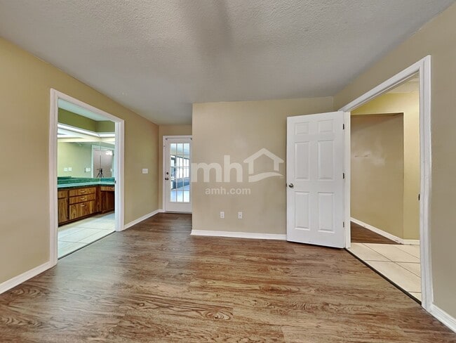 Building Photo - 220 Bryan Oak Avenue