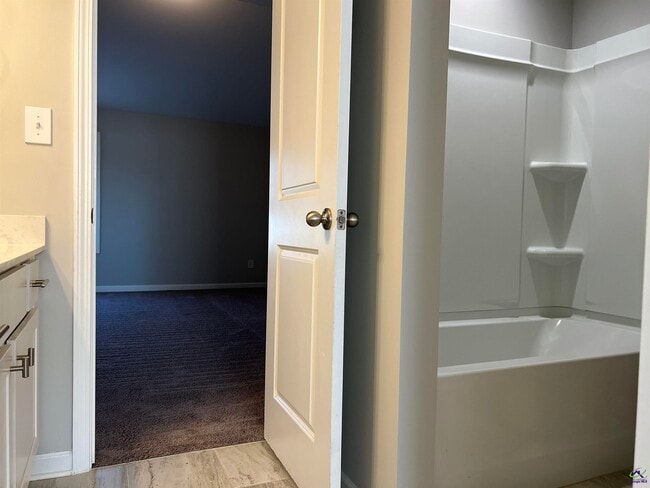 Building Photo - 401 Tivoli Wy