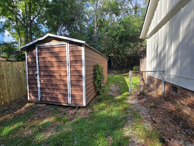 Building Photo - 469 Lawrence Dr