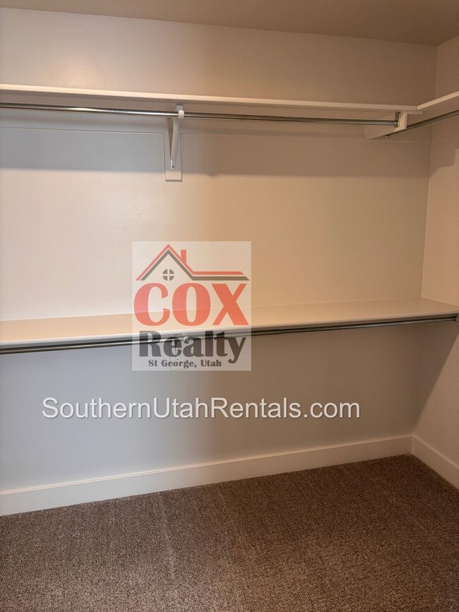 Building Photo - 3 bed / 2.5 bath / 2-car with washer/dryer...
