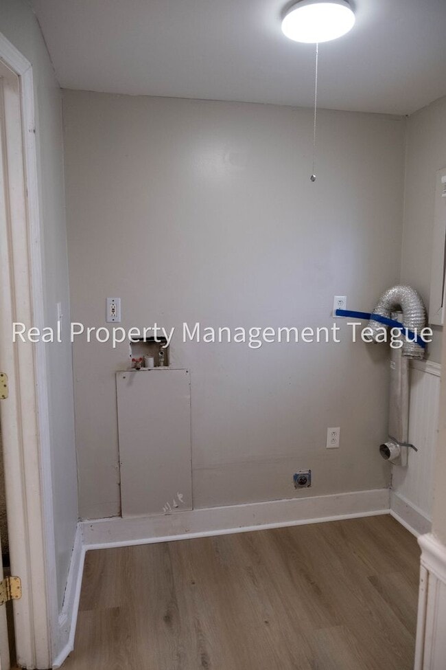 Building Photo - 1 S Main St