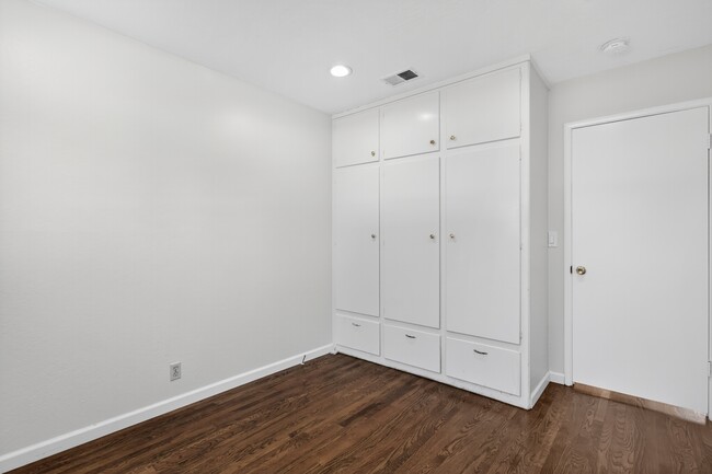 Building Photo - 899 Ebbetts Dr