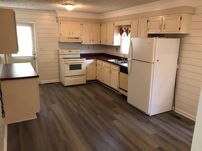 Building Photo - 3 Bedroom Brick Home - Move in Ready
