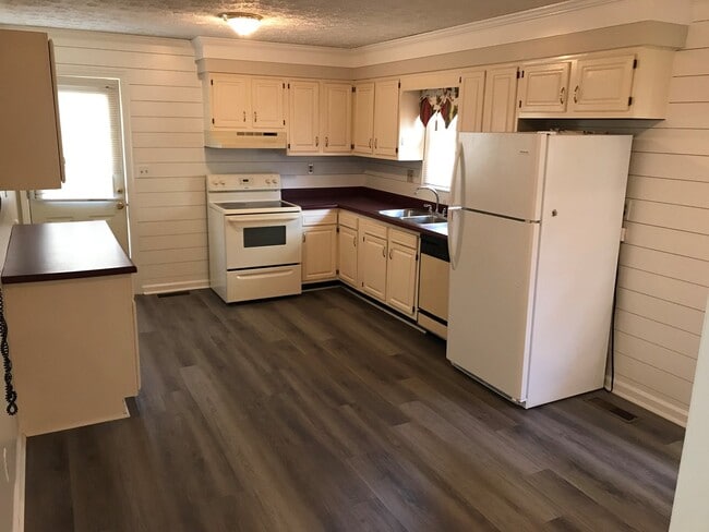 Building Photo - Move In Ready 3 Bedroom Brick Home