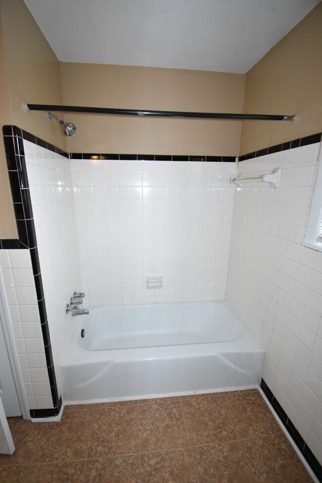 Building Photo - 470 Circle Dr