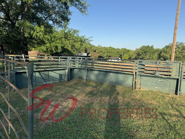 Building Photo - 2 bedroom 2 bath on a 12 acre paradise!