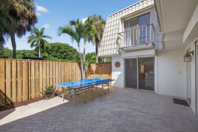 Building Photo - 1700 Embassy Dr