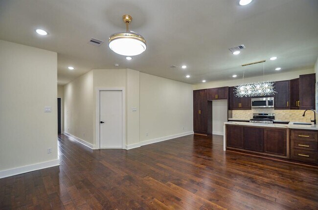 Building Photo - 3630 Dreyfus St