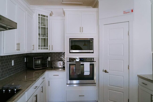 Building Photo - 563 2nd St S