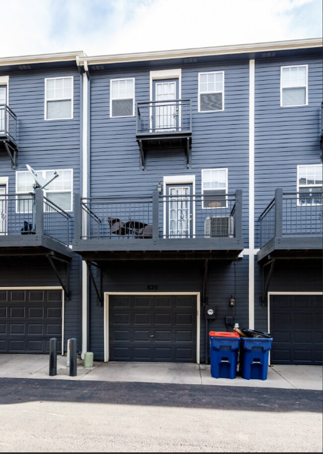 Building Photo - Fully Furnished Downtown 2 Bed, 4 Bath Executive Townhouse