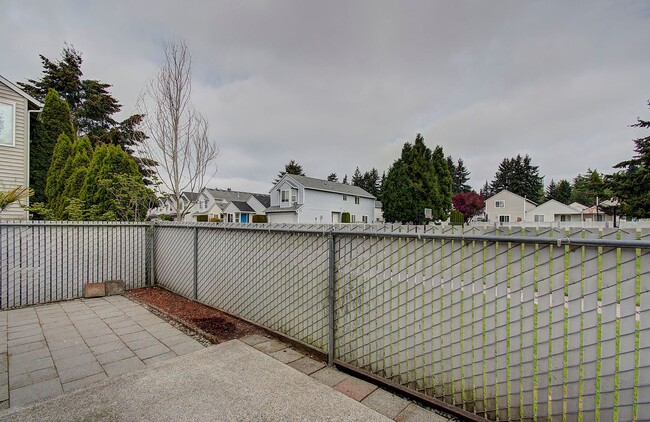 Building Photo - Welcome to this charming 2 bedroom, 2 bath...