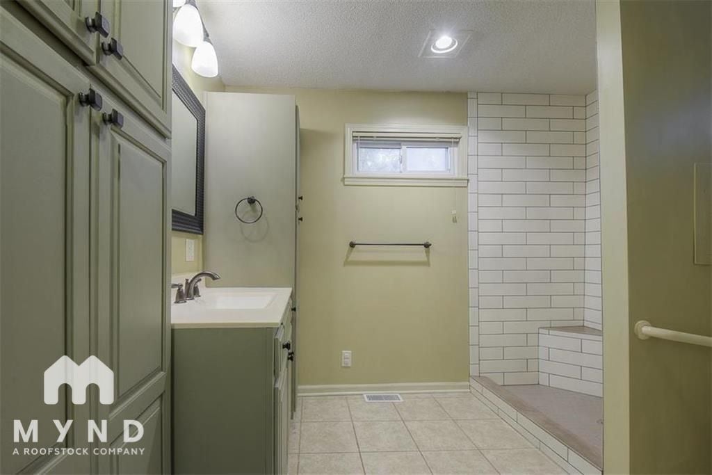 Building Photo - 616 W 63rd St