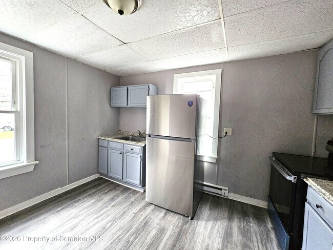 Building Photo - 351 Main St