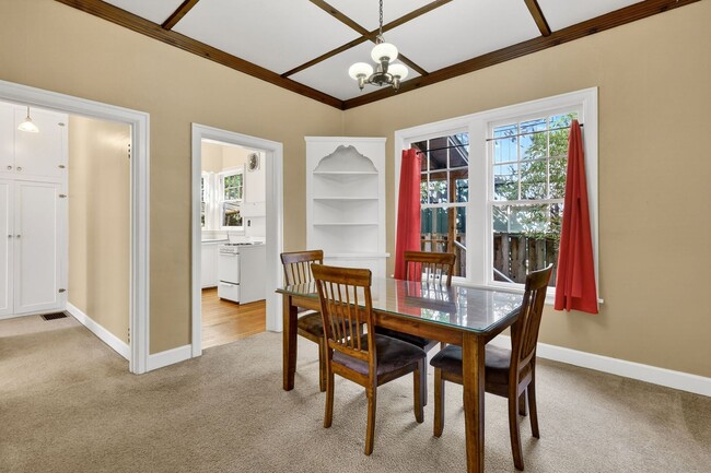 Building Photo - 713 SE 27th Ave