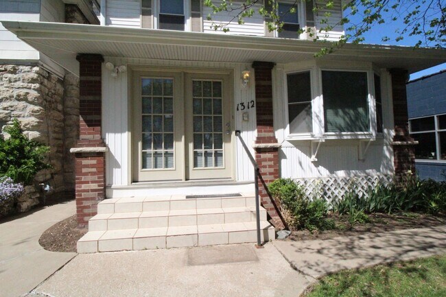 Primary Photo - October FREE On This One Bedroom One Bath ...