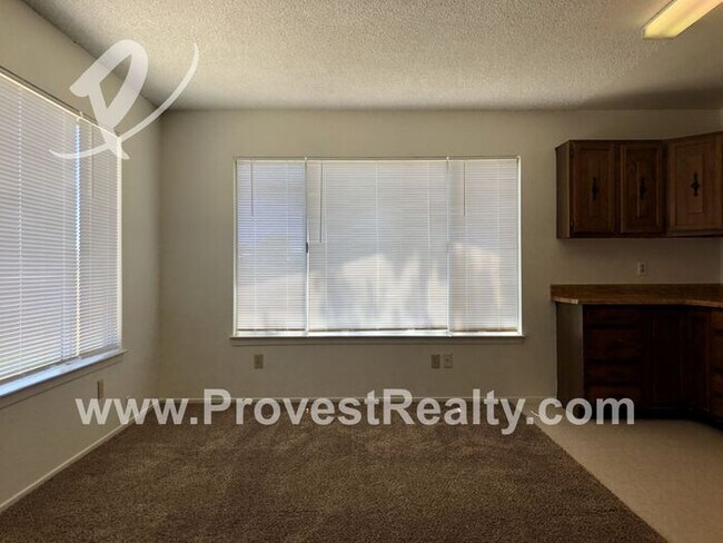 Building Photo - Cute 2 Bedroom 1.5 Bath Home in Victorvill...