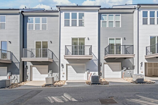 Building Photo - (Move-in Special) 3 Bedroom Townhome in LoSo!