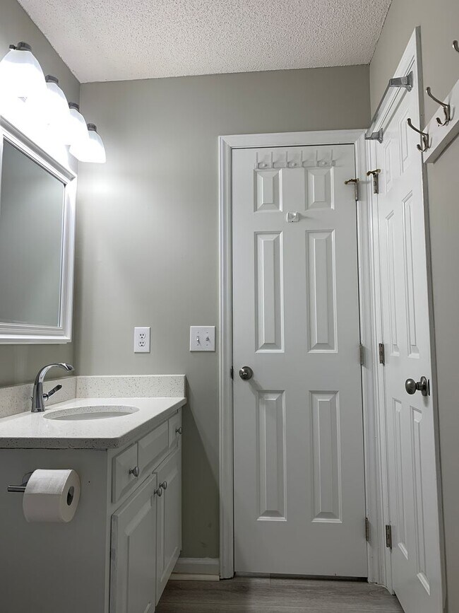 Building Photo - Fantastic Renovated Raleigh Ranch, With Am...
