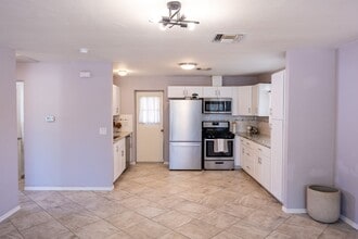 Building Photo - Don't miss your chance on this Marana gem!...