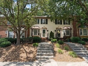 Building Photo - Renovated luxury townhome Greens Crossing,...