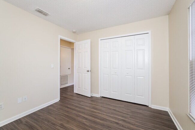 Building Photo - 646 Jaguar Ct