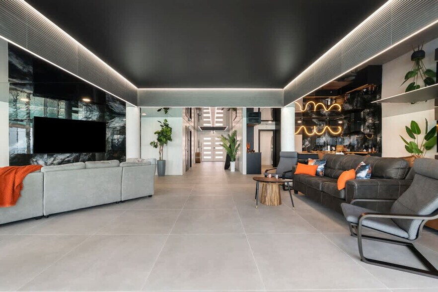 Building Photo - 8743 Thomas Dr