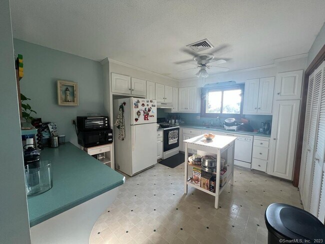 Building Photo - 1302 Summer Hill Dr