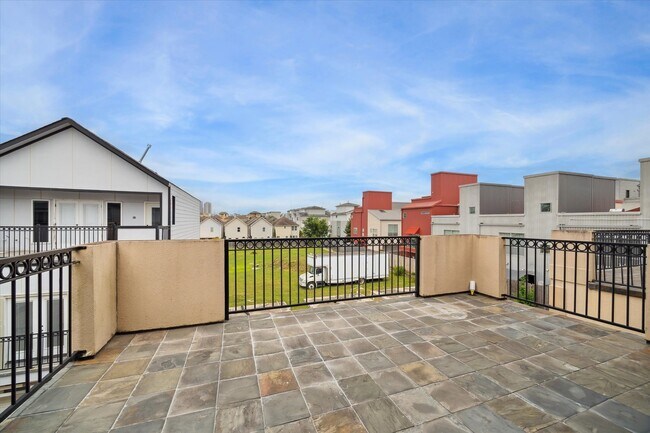 Building Photo - 3041 Clinton Dr