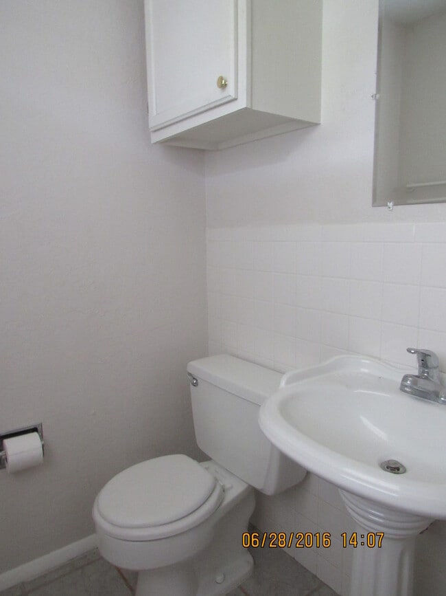 Building Photo - MOVE IN SPECIAL: $200 OFF OF THE 1ST FULL MONTH'S RENT! New carpet and freshly painted interiors