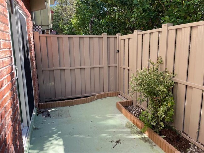 Building Photo - 156 NE 20th Ct